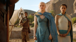 extant_GameOfThrones_3x04-KissedByFire_4590