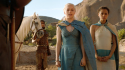 extant_GameOfThrones_3x04-KissedByFire_4592