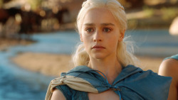 extant_GameOfThrones_3x04-KissedByFire_4610