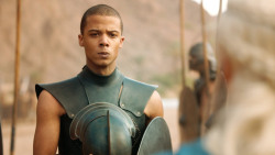 extant_GameOfThrones_3x04-KissedByFire_4628