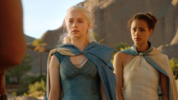 extant_GameOfThrones_3x04-KissedByFire_4665