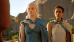 extant_GameOfThrones_3x04-KissedByFire_4678