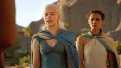 extant_GameOfThrones_3x04-KissedByFire_4679