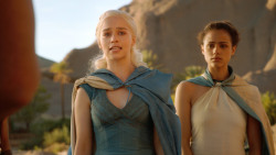 extant_GameOfThrones_3x04-KissedByFire_4682