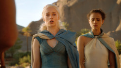 extant_GameOfThrones_3x04-KissedByFire_4684