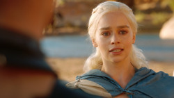extant_GameOfThrones_3x04-KissedByFire_4685