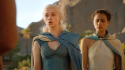 extant_GameOfThrones_3x04-KissedByFire_4696