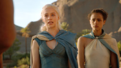 extant_GameOfThrones_3x04-KissedByFire_4702
