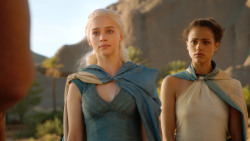 extant_GameOfThrones_3x04-KissedByFire_4703