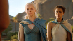 extant_GameOfThrones_3x04-KissedByFire_4704