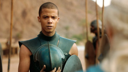 extant_GameOfThrones_3x04-KissedByFire_4712