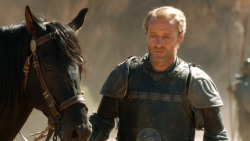 extant_GameOfThrones_3x04-KissedByFire_4790
