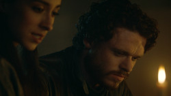 extant_GameOfThrones_3x04-KissedByFire_5057