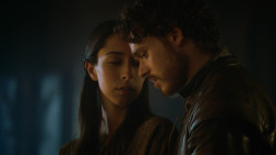extant_GameOfThrones_3x04-KissedByFire_5084