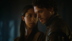 extant_GameOfThrones_3x04-KissedByFire_5090