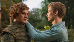 extant_GameOfThrones_3x04-KissedByFire_5247