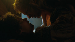 extant_GameOfThrones_3x04-KissedByFire_5284