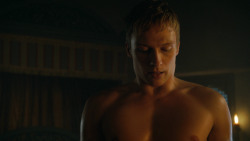 extant_GameOfThrones_3x04-KissedByFire_5302