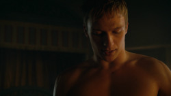 extant_GameOfThrones_3x04-KissedByFire_5305