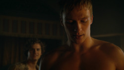 extant_GameOfThrones_3x04-KissedByFire_5306