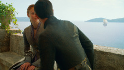 extant_GameOfThrones_3x04-KissedByFire_5381
