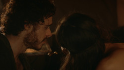 extant_GameOfThrones_3x07-TheBearAndTheMaidenFair_0767