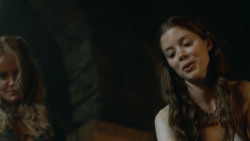 extant_GameOfThrones_3x07-TheBearAndTheMaidenFair_3926