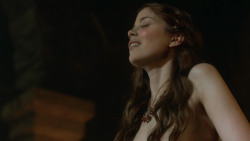 extant_GameOfThrones_3x07-TheBearAndTheMaidenFair_3954