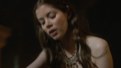 extant_GameOfThrones_3x07-TheBearAndTheMaidenFair_4015