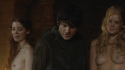 extant_GameOfThrones_3x07-TheBearAndTheMaidenFair_4133