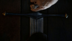 extant_GameOfThrones_4x01-TwoSwords_0046