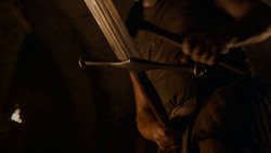 extant_GameOfThrones_4x01-TwoSwords_0094