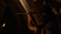 extant_GameOfThrones_4x01-TwoSwords_0095