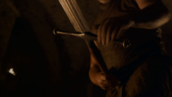 extant_GameOfThrones_4x01-TwoSwords_0100
