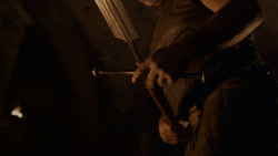extant_GameOfThrones_4x01-TwoSwords_0102