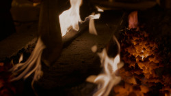 extant_GameOfThrones_4x01-TwoSwords_0103