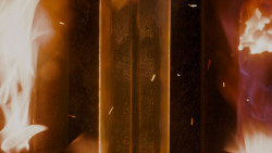 extant_GameOfThrones_4x01-TwoSwords_0118