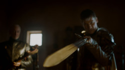extant_GameOfThrones_4x01-TwoSwords_0430