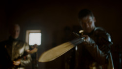 extant_GameOfThrones_4x01-TwoSwords_0431