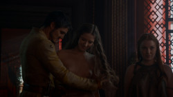 extant_GameOfThrones_4x01-TwoSwords_1119