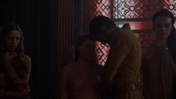 extant_GameOfThrones_4x01-TwoSwords_1170