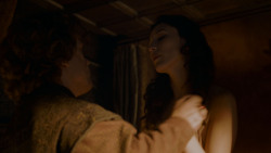extant_GameOfThrones_4x01-TwoSwords_2644