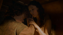 extant_GameOfThrones_4x01-TwoSwords_2676