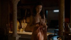 extant_GameOfThrones_4x01-TwoSwords_2716