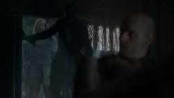 extant_GameOfThrones_4x01-TwoSwords_5440