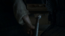 extant_GameOfThrones_4x01-TwoSwords_5548