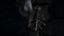 extant_GameOfThrones_4x01-TwoSwords_5549