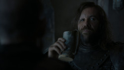 extant_GameOfThrones_4x01-TwoSwords_5749