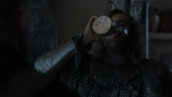 extant_GameOfThrones_4x01-TwoSwords_5876