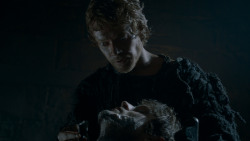 extant_GameOfThrones_4x02-TheLionAndTheRose_1120